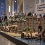 Exposition playmobil rouen : diorama avec visiteurs